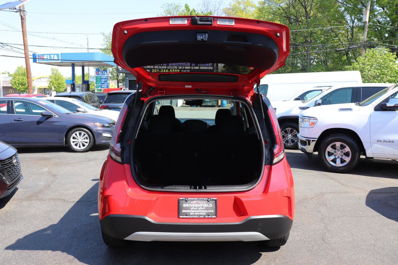 Used 2023 Kia Soul LX w/ LX Technology Package FWD image 43