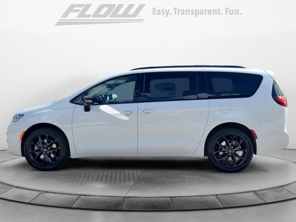 New 2026 Chrysler Pacifica Select image 4