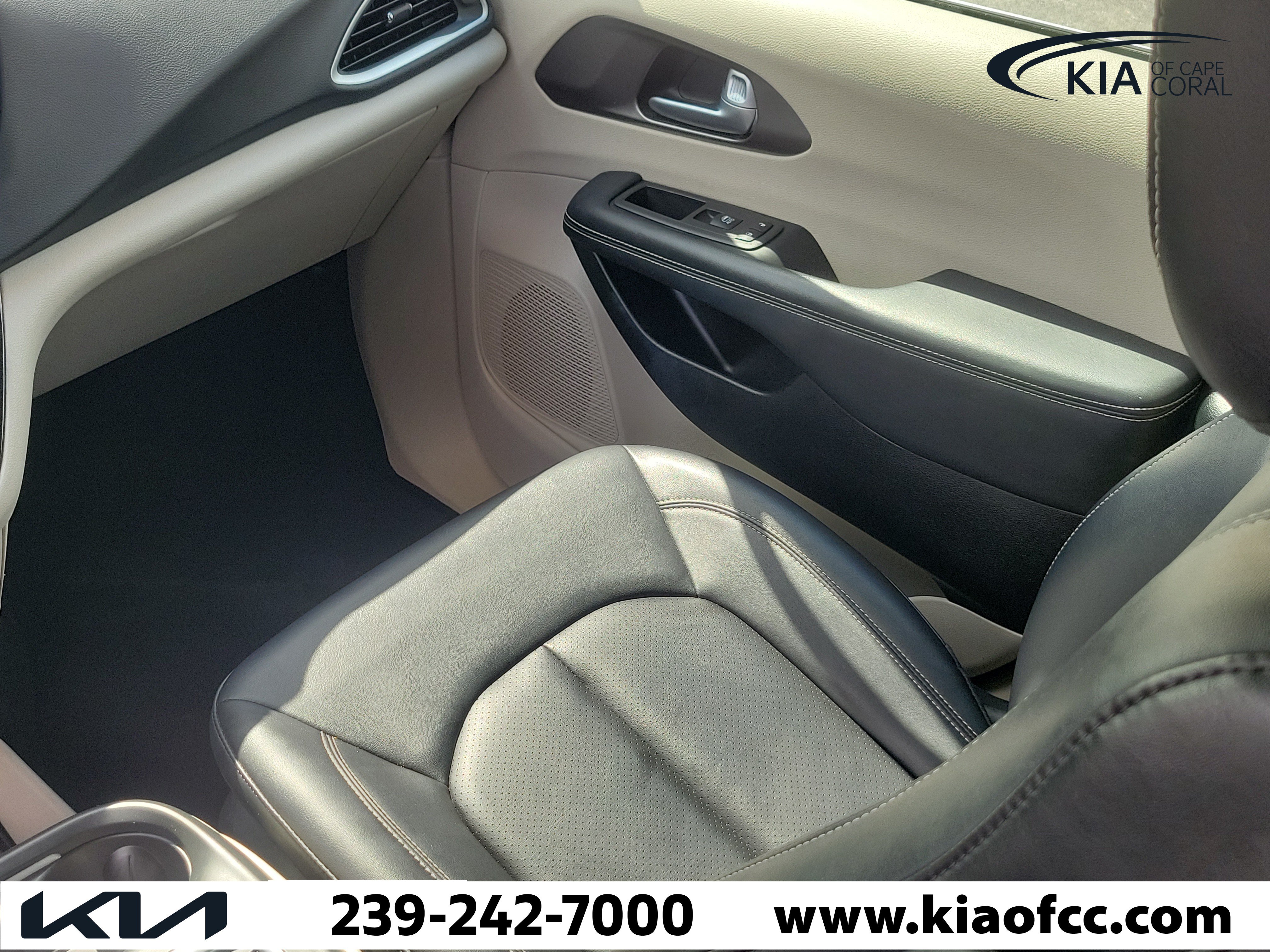 Used 2024 Chrysler Pacifica Touring-L FWD image 18