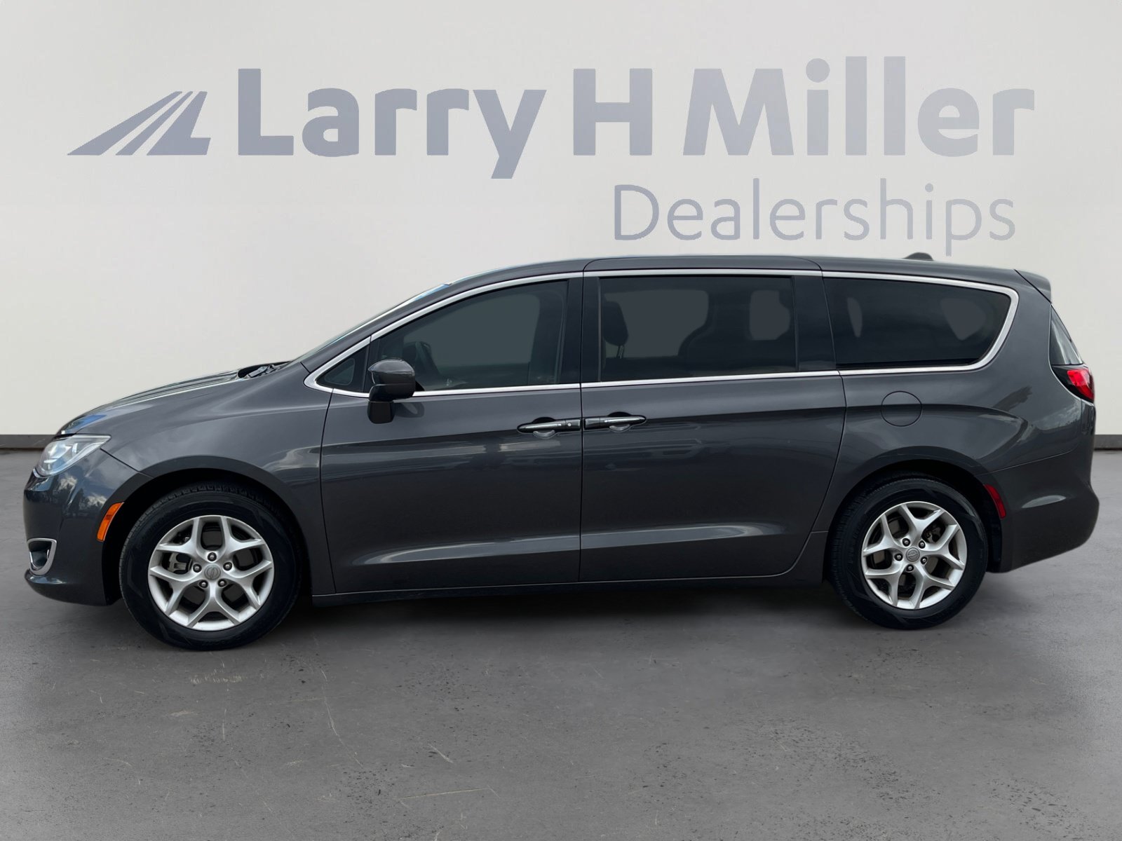 Used 2018 Chrysler Pacifica Touring Plus w/ Tire & Wheel Group FWD image 2