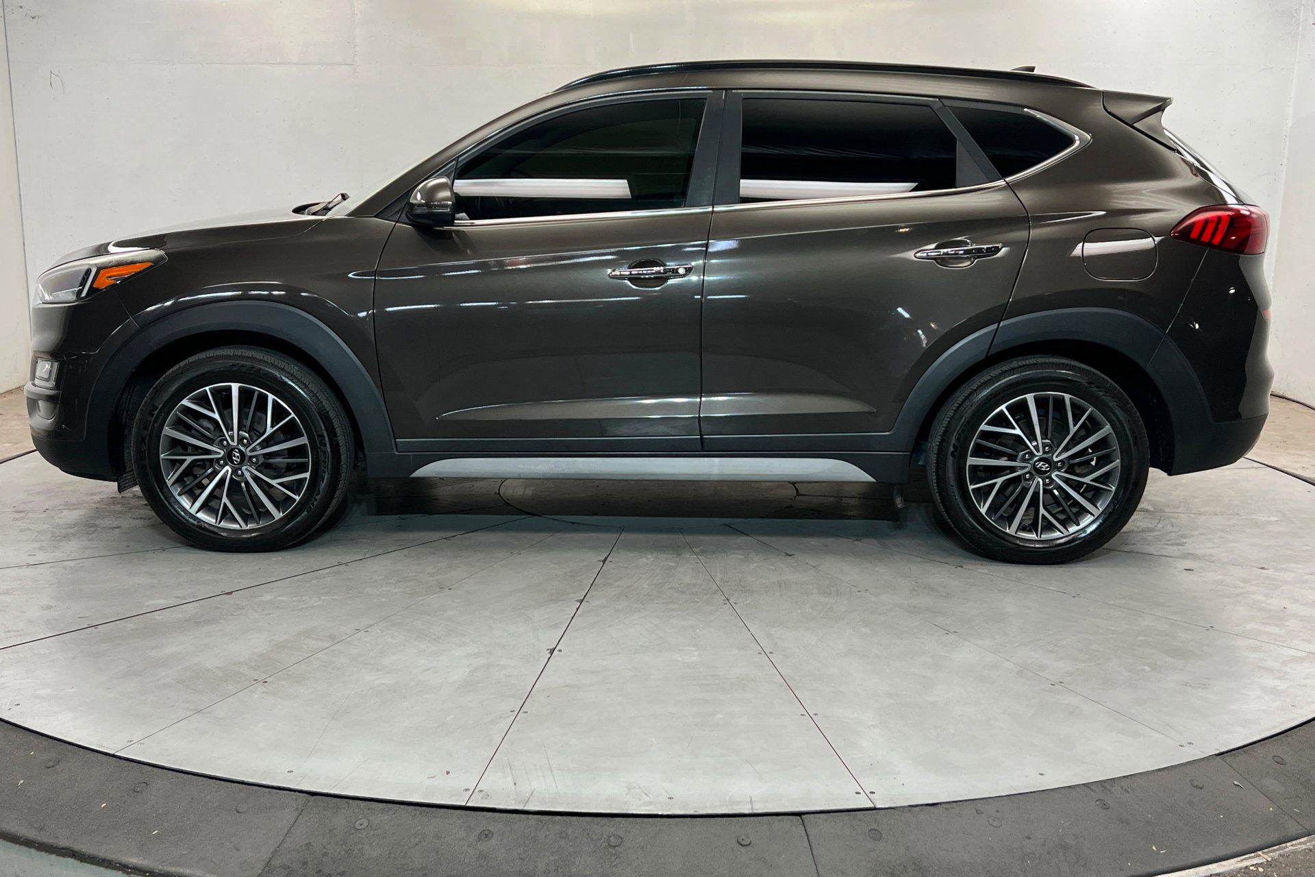 Used 2019 Hyundai Tucson Ultimate w/ Cargo Package AWD/4WD image 2