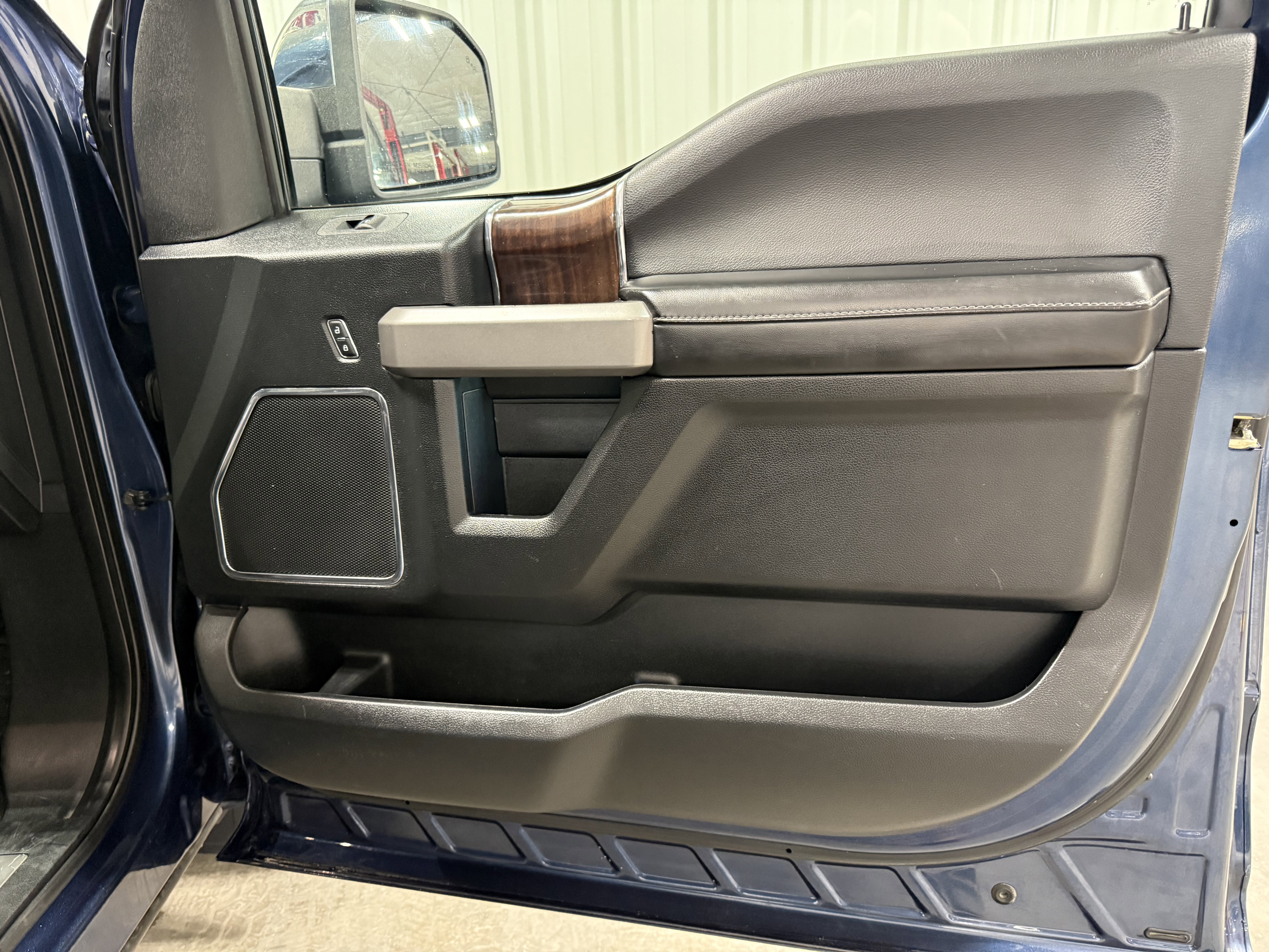 Used 2015 Ford F150 Platinum w/ Equipment Group 701A Luxury image 8