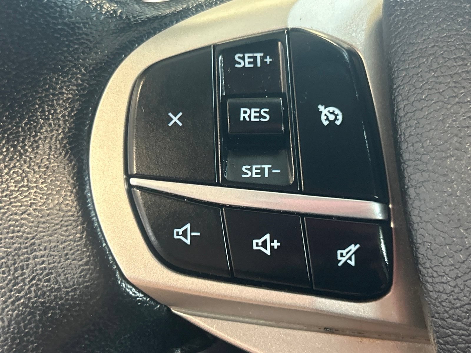Used 2020 Ford Explorer XLT w/ Equipment Group 202A AWD/4WD image 21