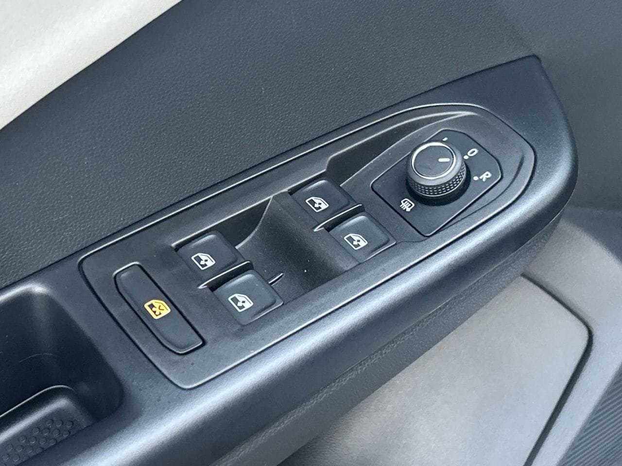Certified 2025 Volkswagen Taos SE w/ Panoramic Sunroof Package FWD image 17