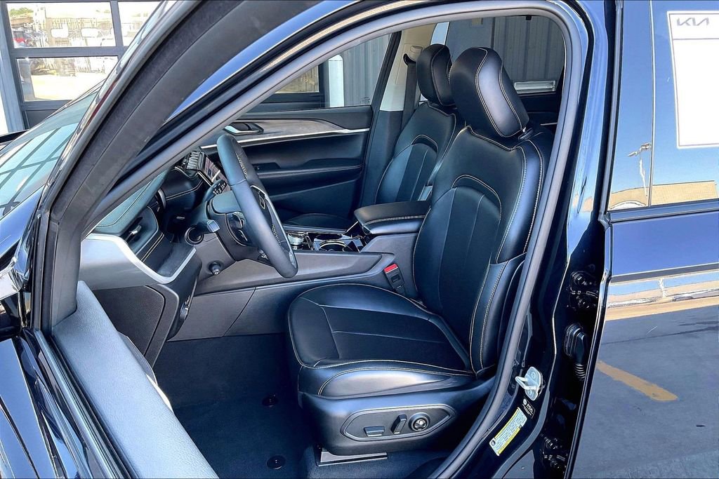 Used 2023 Jeep Grand Cherokee L Limited w/ Luxury Tech Group II AWD/4WD image 25