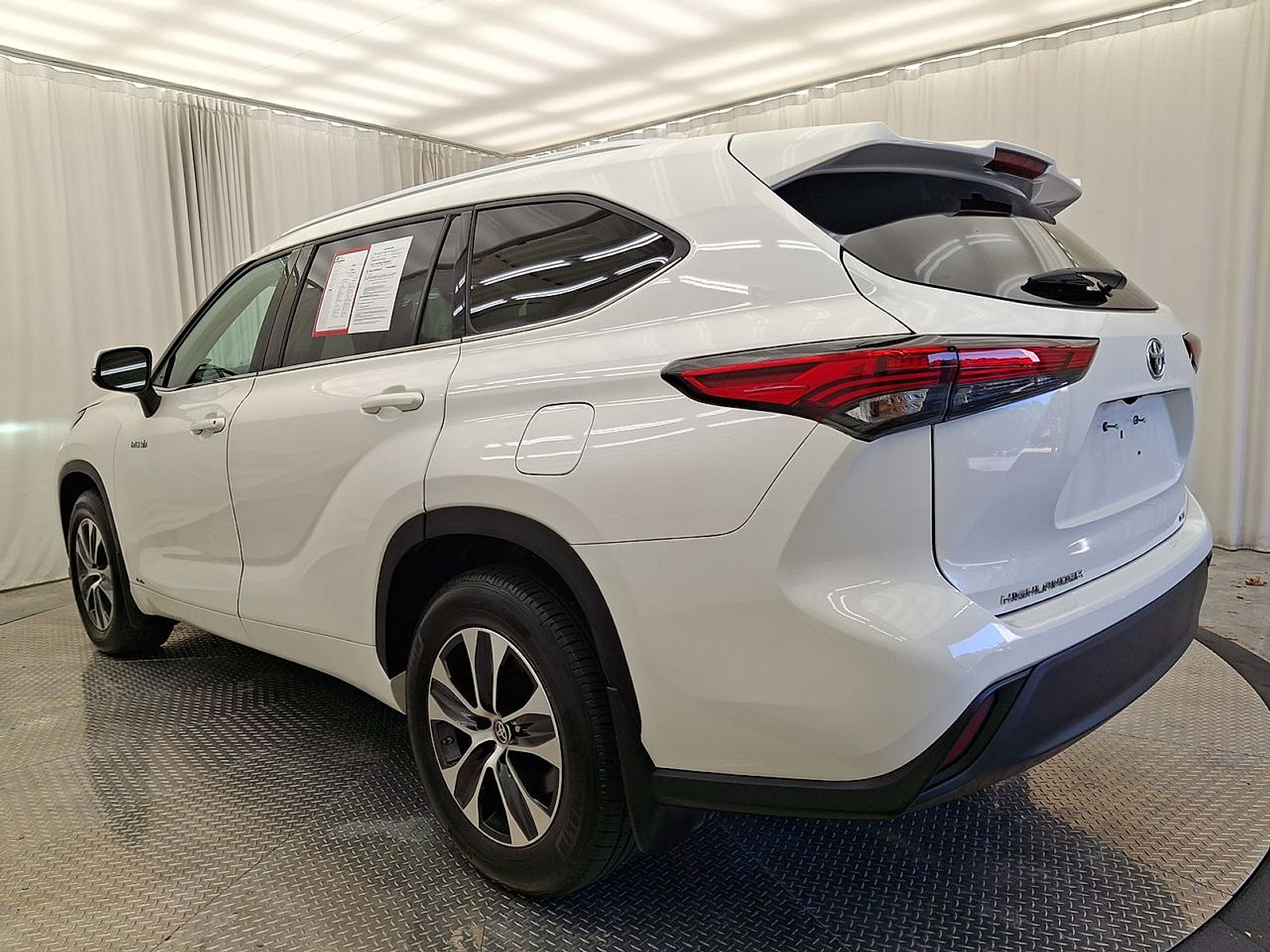 Certified 2020 Toyota Highlander XLE AWD/4WD image 26
