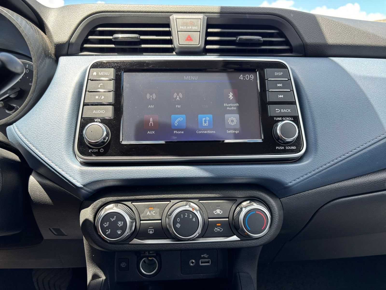 Used 2025 Nissan Versa SV FWD image 20