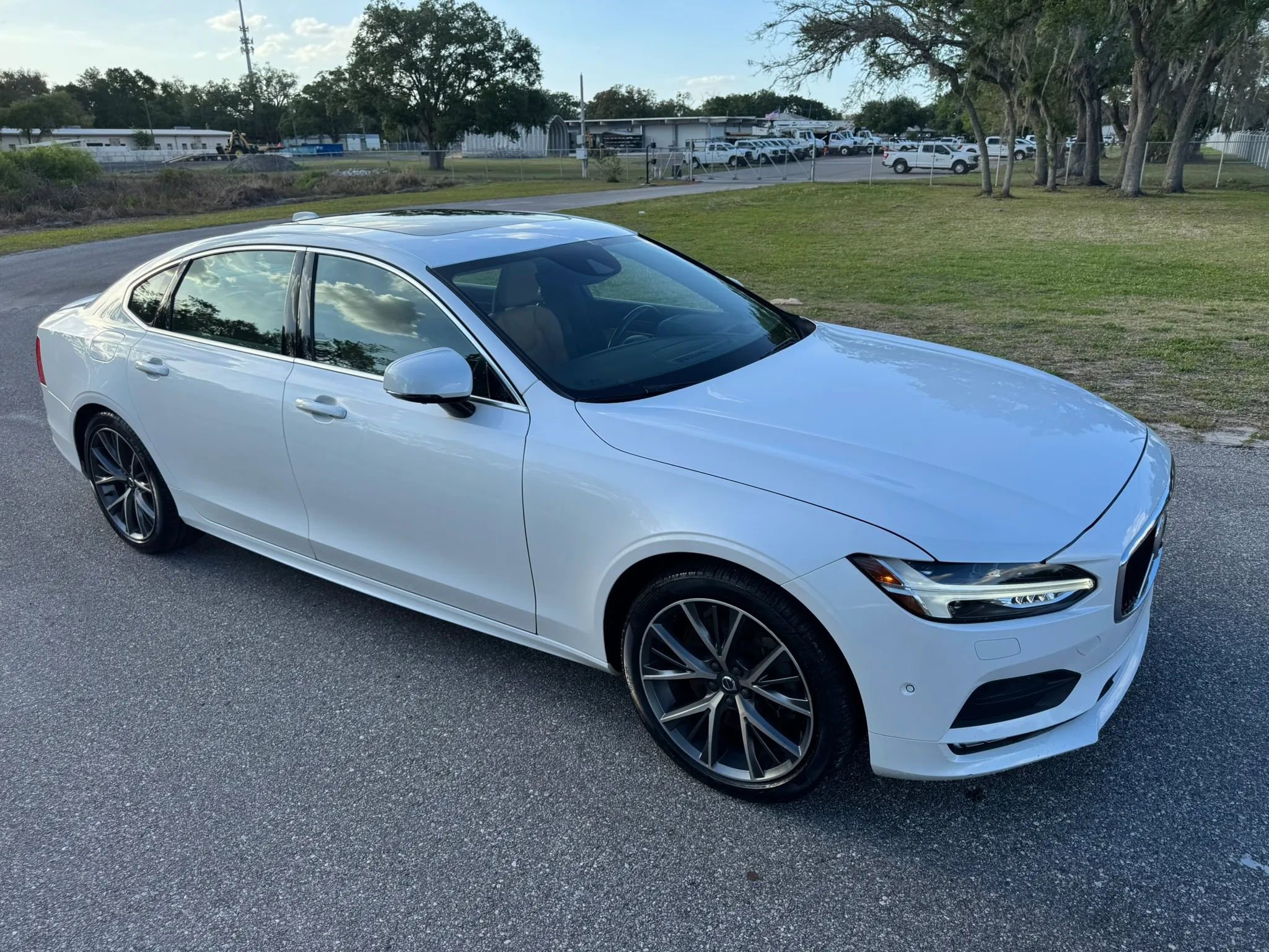 Used 2019 Volvo S90 T6 Momentum image 4