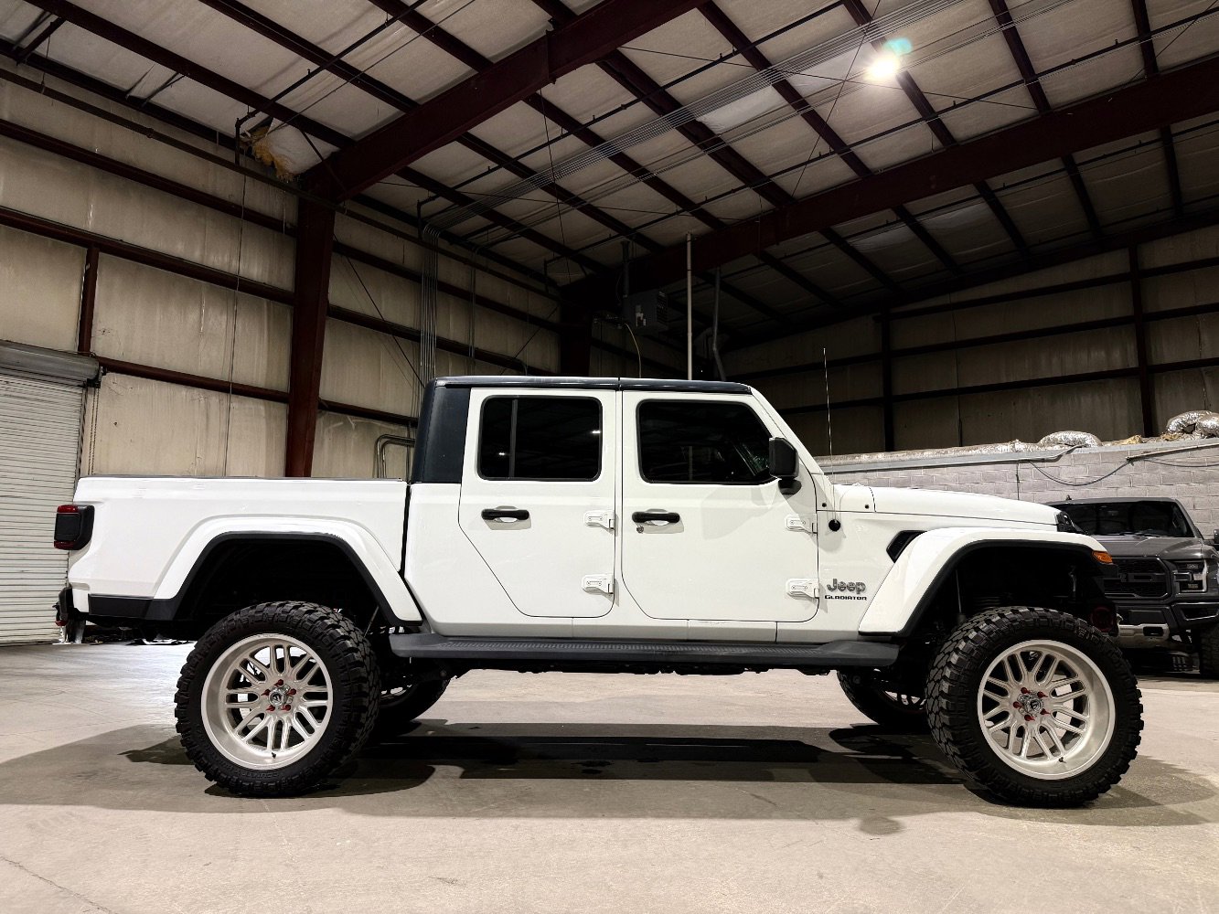 Used 2020 Jeep Gladiator Overland AWD/4WD image 4