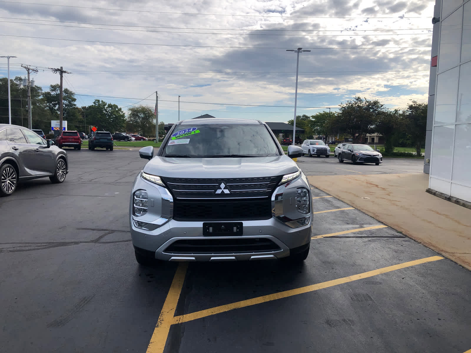 Used 2024 Mitsubishi Outlander SE image 5