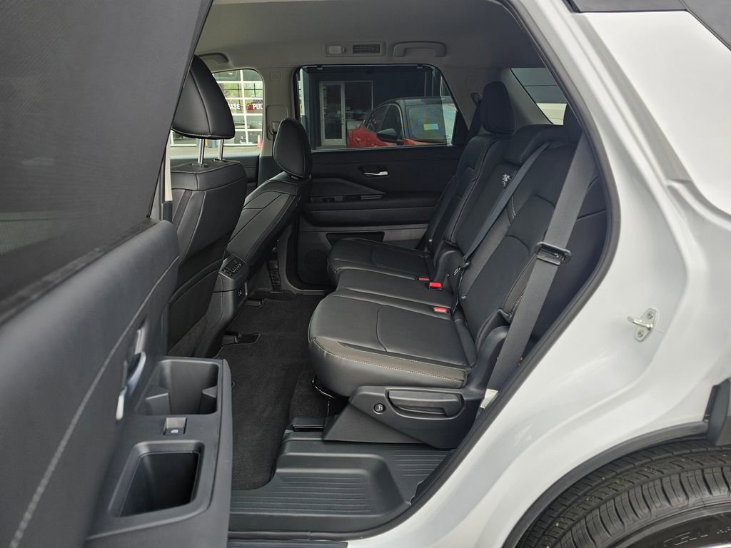 Certified 2025 Nissan Pathfinder SL image 13