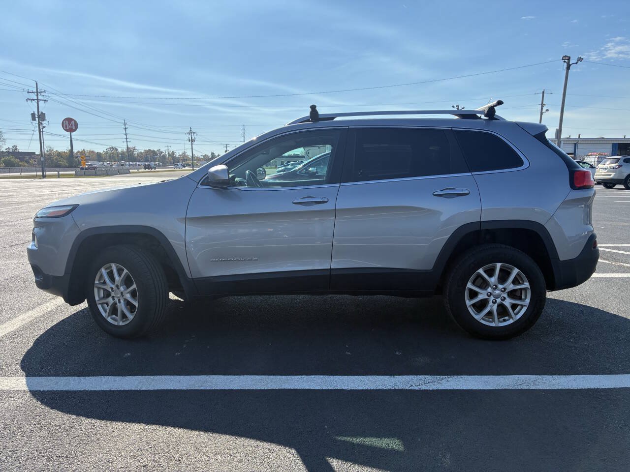 Used 2015 Jeep Cherokee Latitude w/ Cold Weather Group AWD/4WD image 3