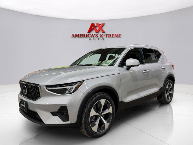 Used 2023 Volvo XC40 B5 Plus w/ Driver Assist Package image 3