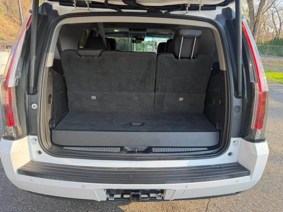 Used 2018 Cadillac Escalade Luxury AWD/4WD image 16