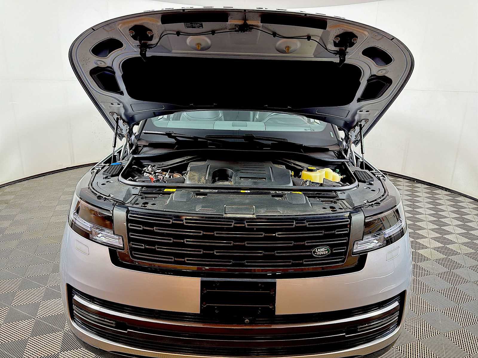 Used 2025 Land Rover Range Rover Long Wheelbase SE image 30