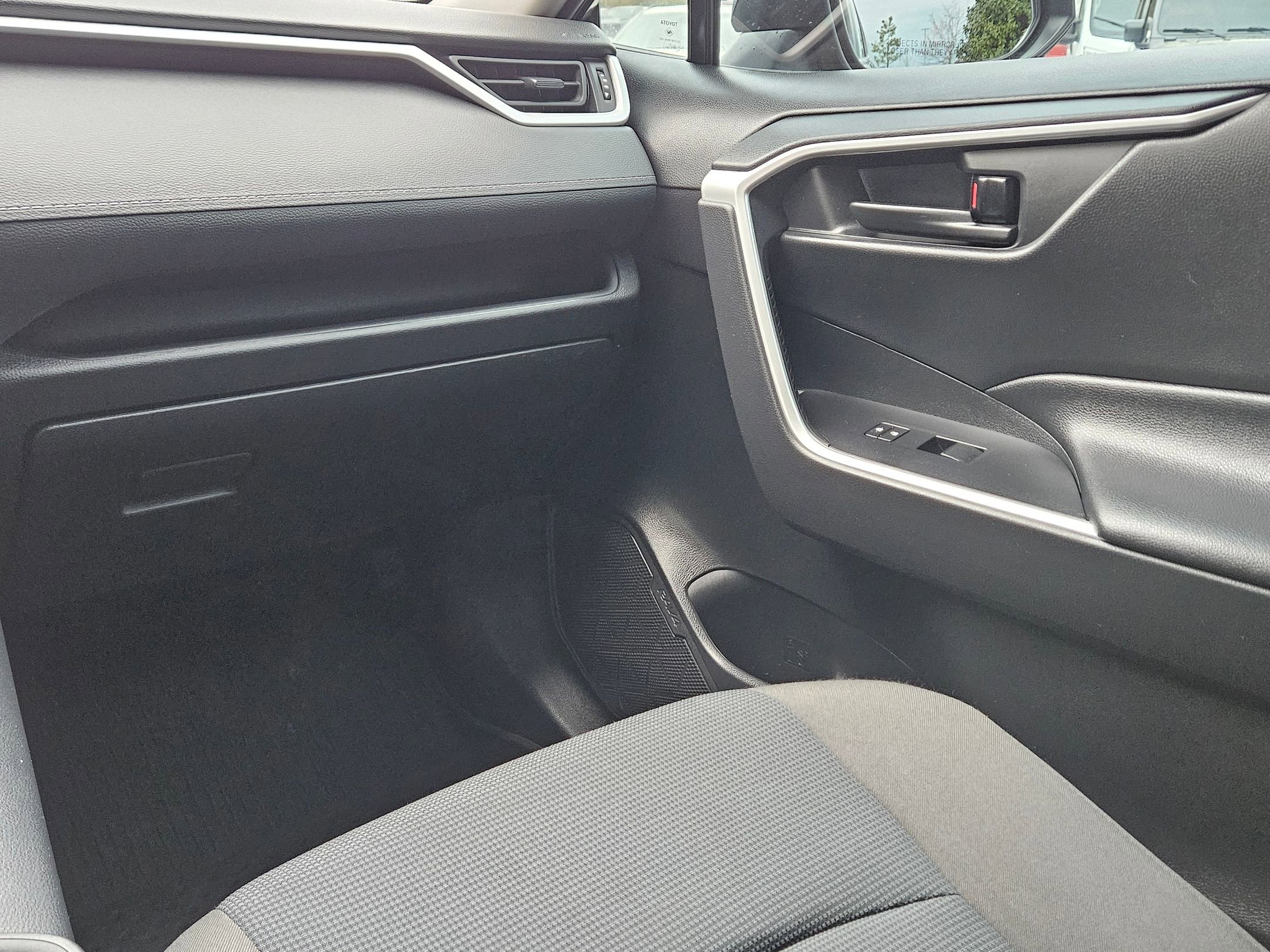 Used 2021 Toyota RAV4 LE image 11