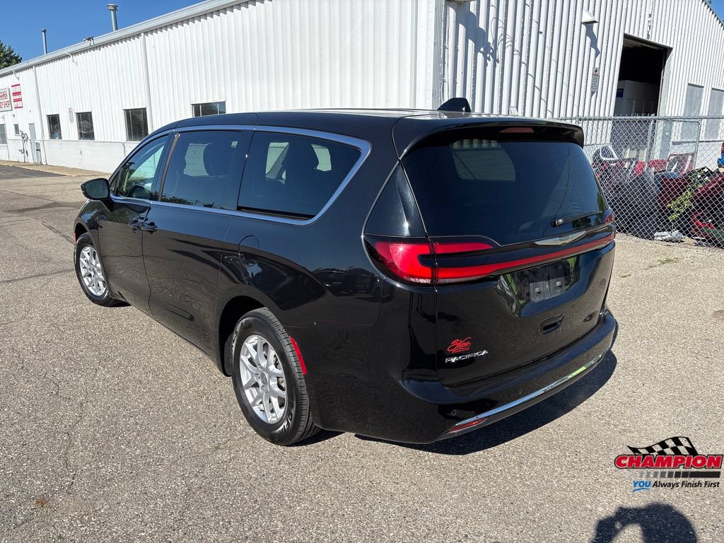 Used 2023 Chrysler Pacifica Touring-L FWD image 8