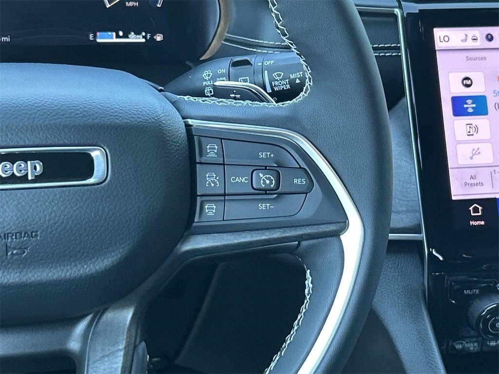 Used 2025 Jeep Grand Cherokee Limited w/ Black Appearance Package image 10