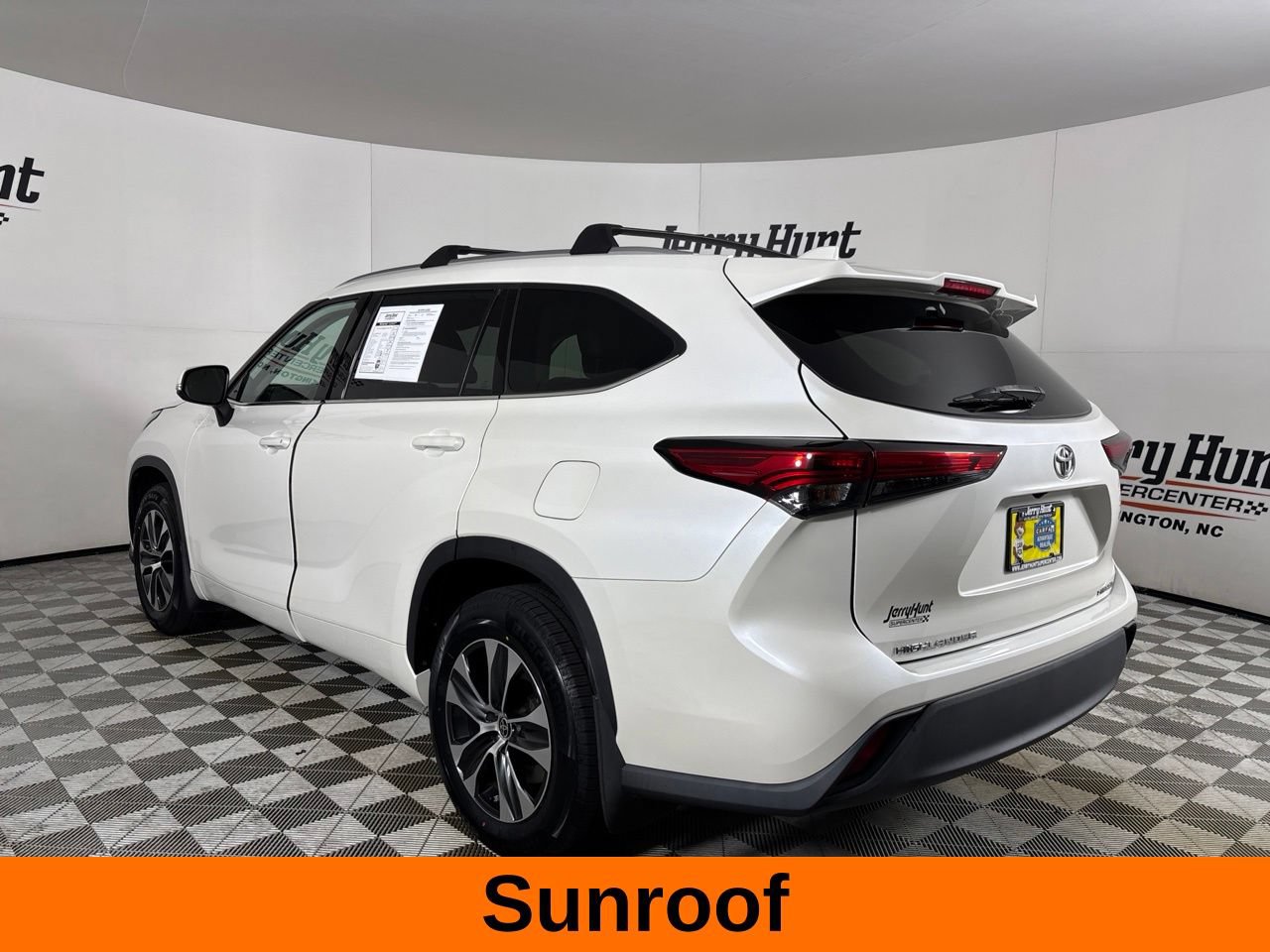 Used 2021 Toyota Highlander XLE AWD/4WD image 8