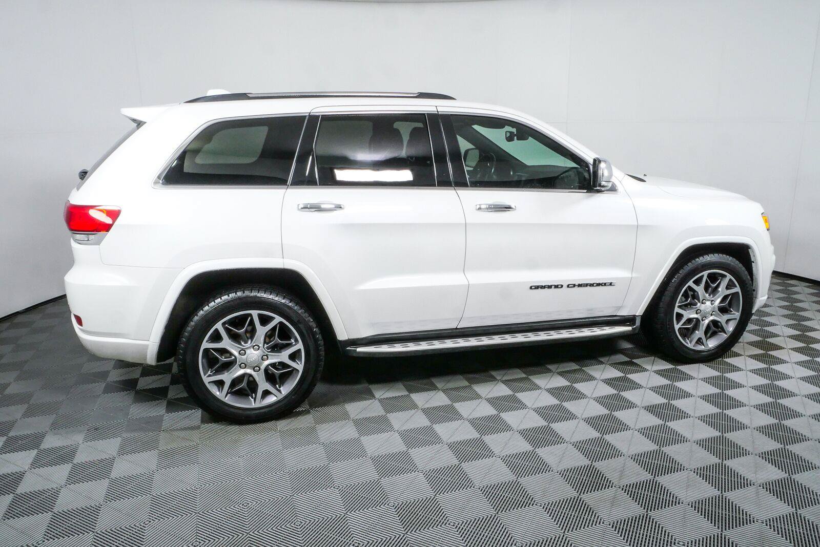 Used 2020 Jeep Grand Cherokee Overland RWD image 32
