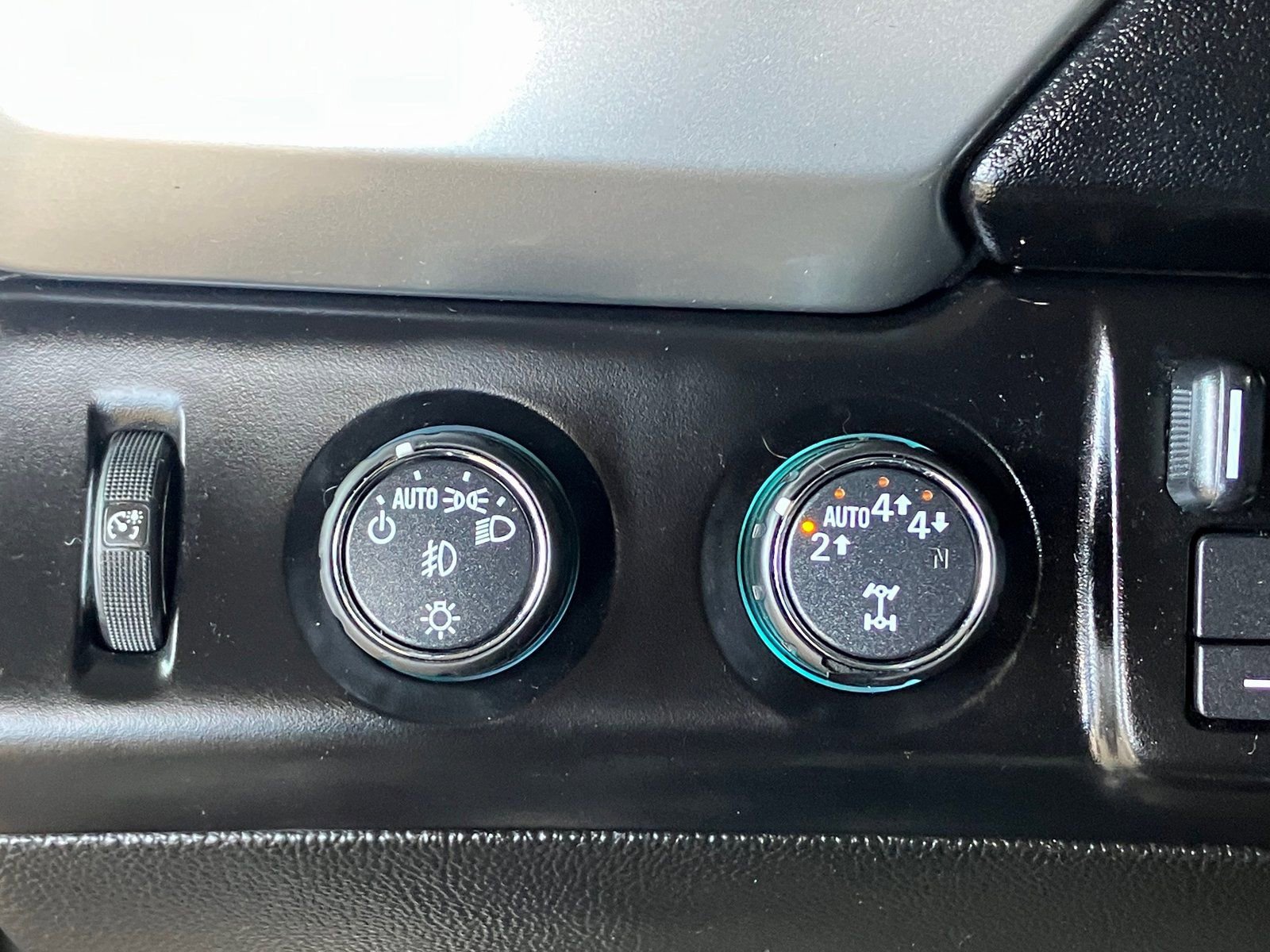 Used 2018 Chevrolet Tahoe Premier w/ RST 6.2L Performance Edition AWD/4WD image 34