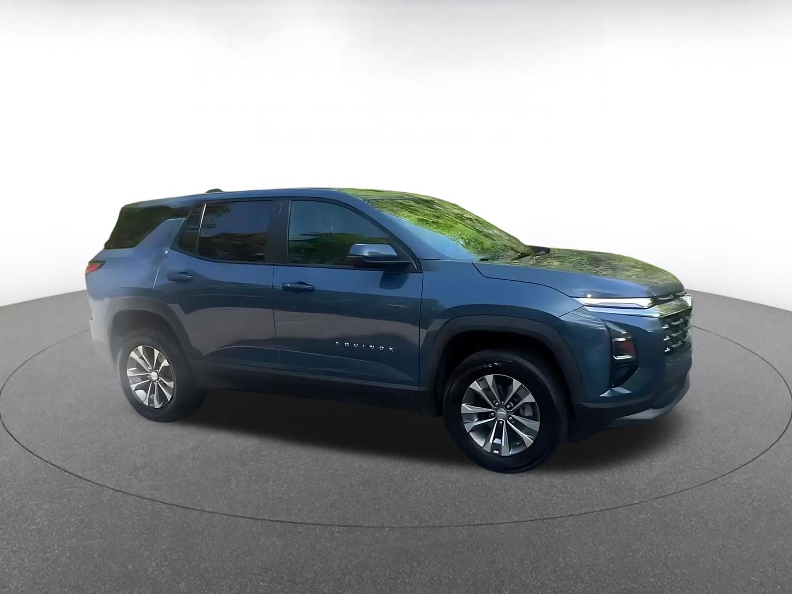 Used 2025 Chevrolet Equinox LT image 2