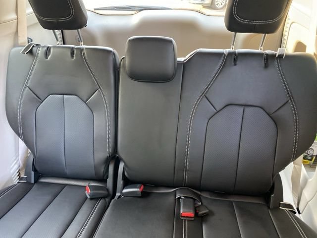 Used 2023 Chrysler Pacifica Touring-L AWD/4WD image 22