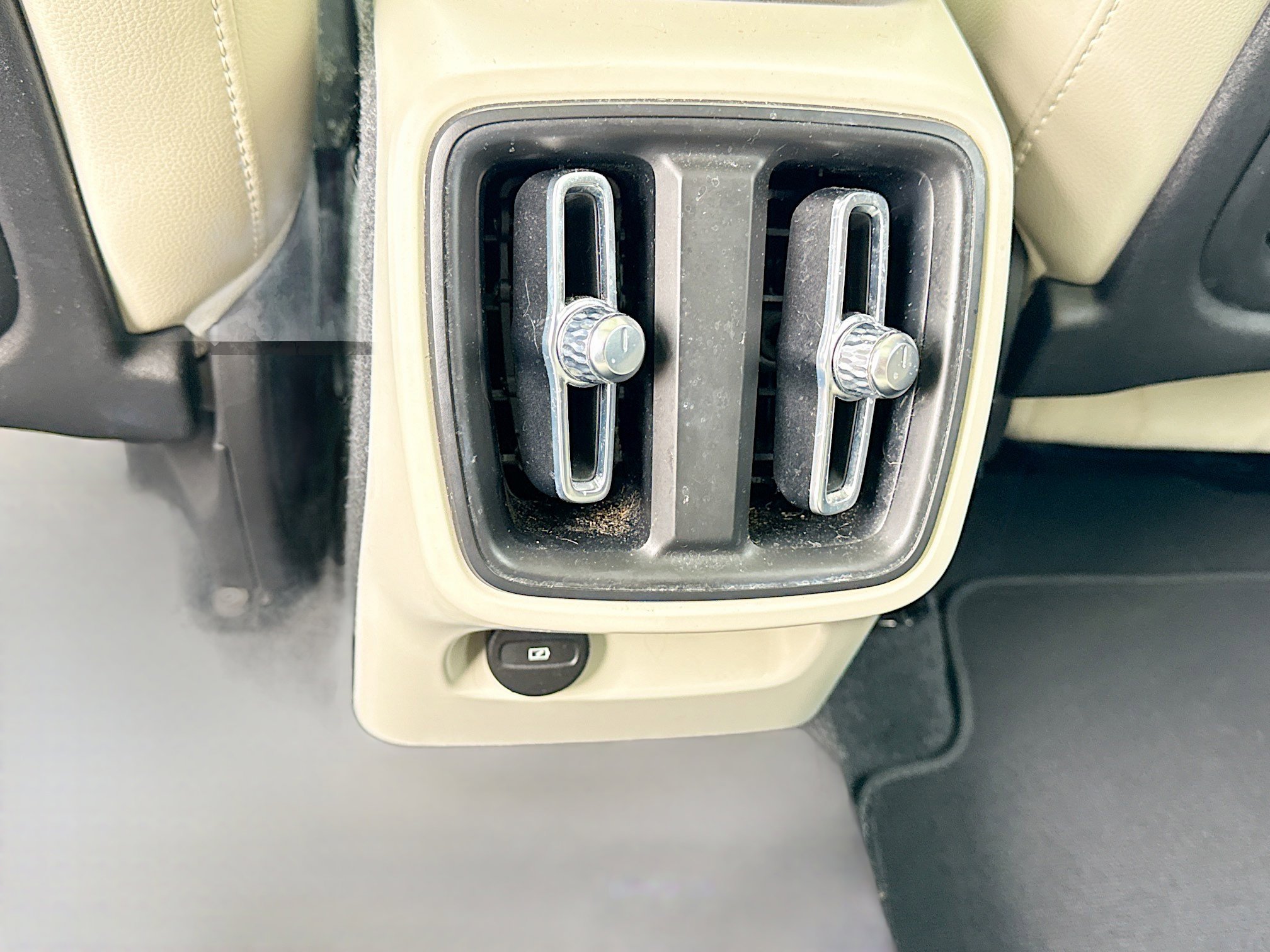 Used 2023 Volvo XC40 B5 Plus image 20