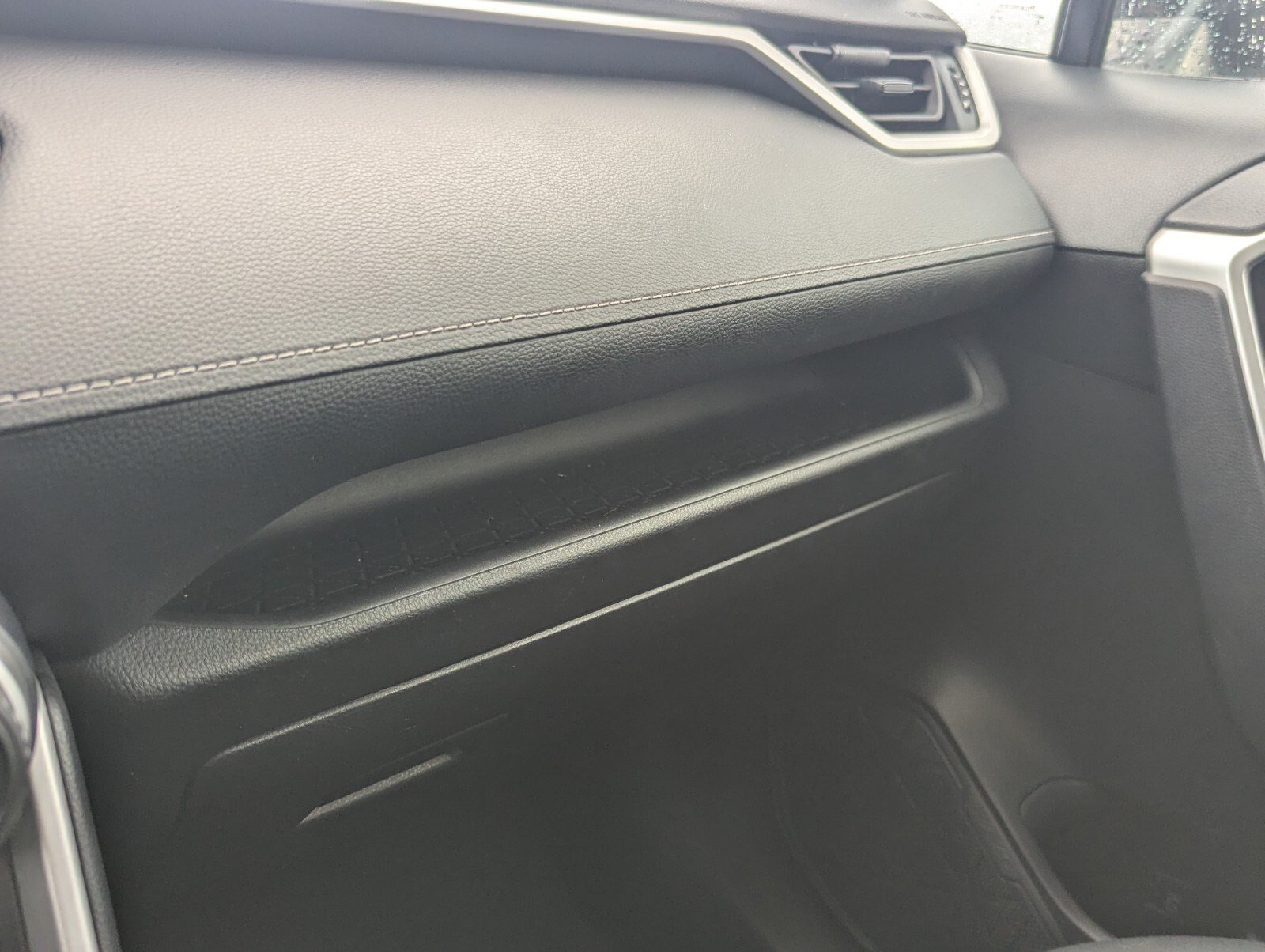 Used 2021 Toyota RAV4 LE FWD image 39