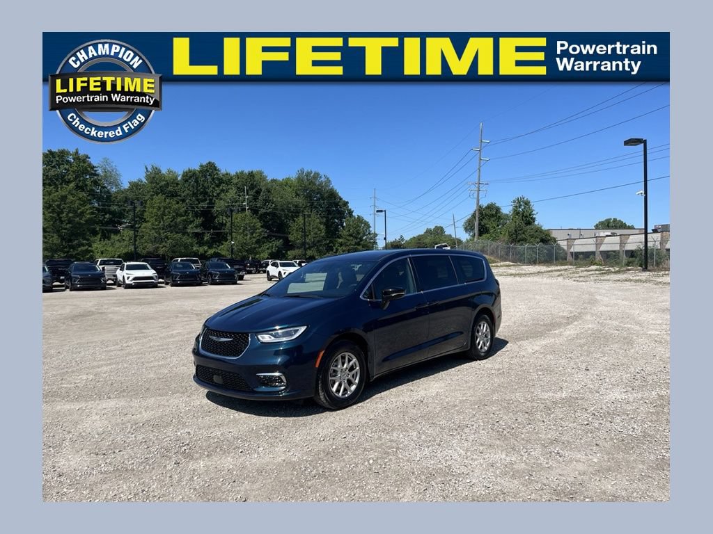 Used 2025 Chrysler Pacifica Select FWD image 1