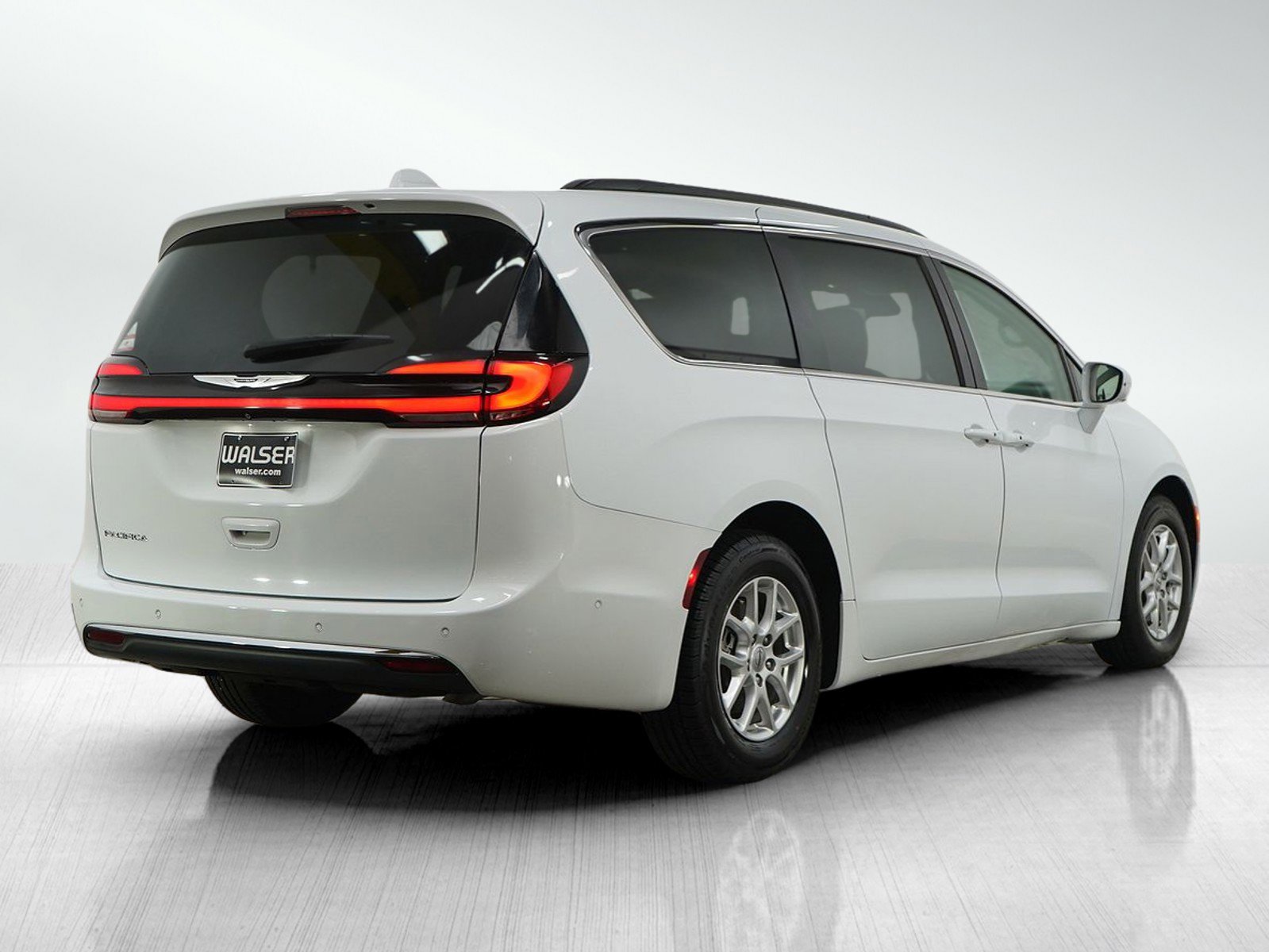Used 2022 Chrysler Pacifica Touring-L w/ Uconnect Theater Family Group FWD image 5