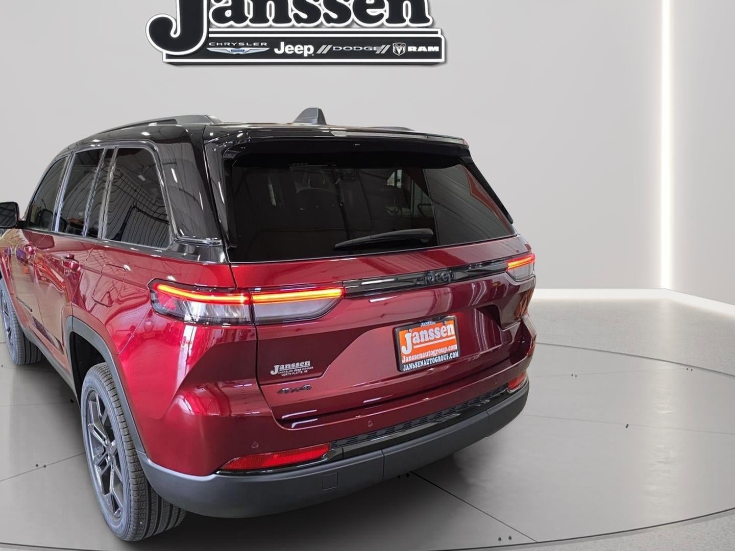 New 2025 Jeep Grand Cherokee Limited w/ Trailer Tow Package AWD/4WD image 4