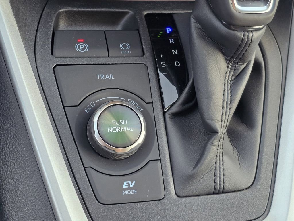 Used 2025 Toyota RAV4 Limited w/ Advanced Technology Package image 9