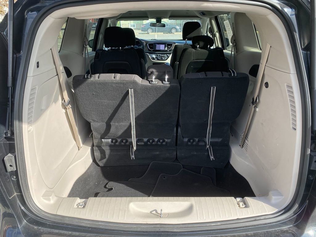 Used 2022 Chrysler Voyager LX image 25