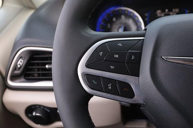 Used 2023 Chrysler Voyager LX image 13