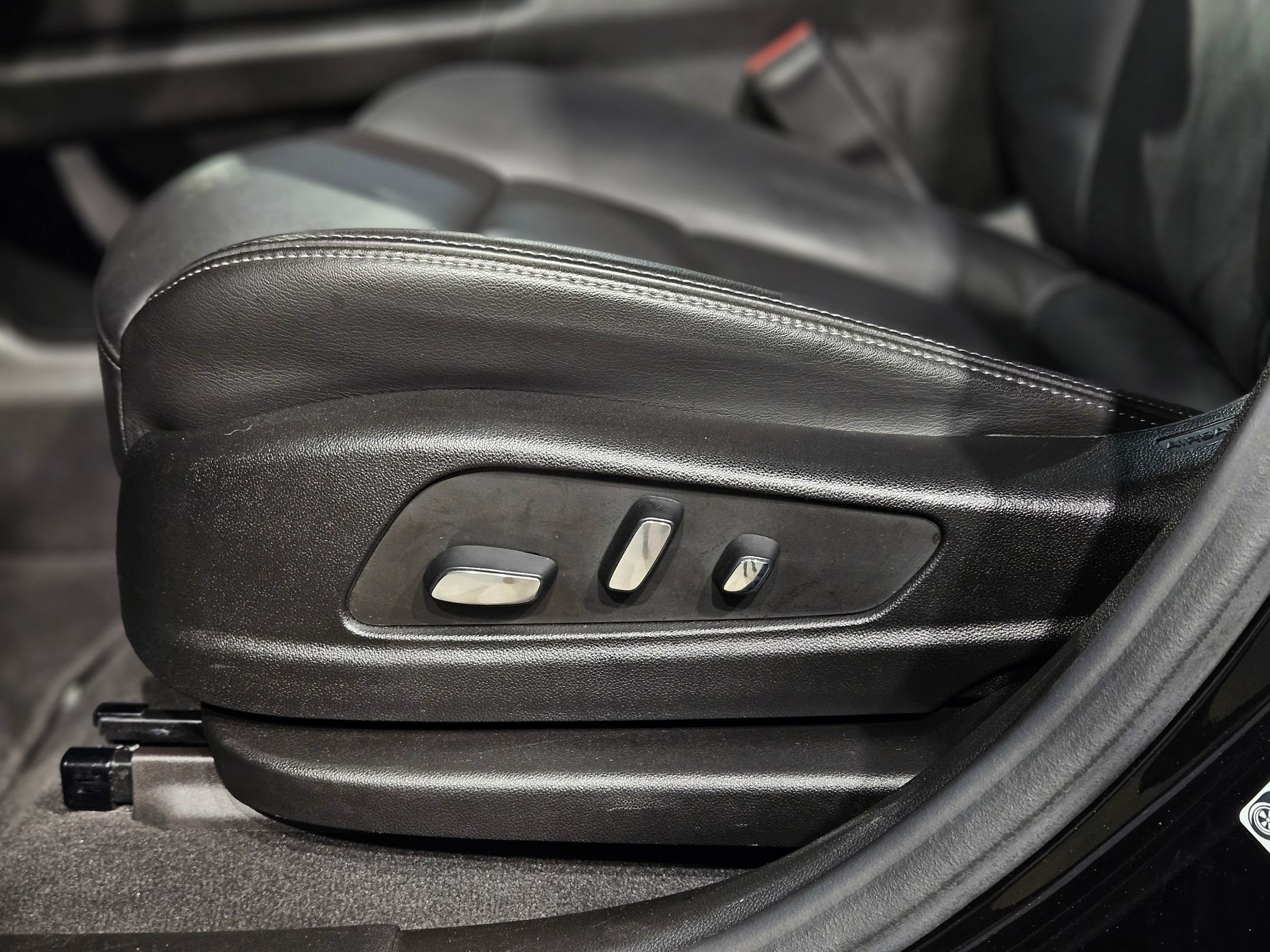 Used 2025 Cadillac XT6 Premium Luxury image 24