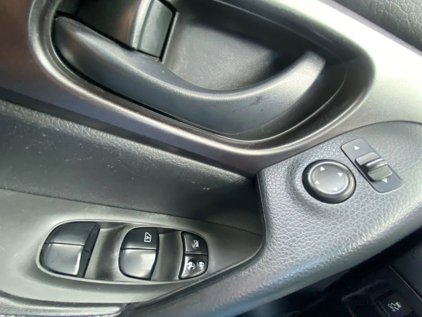 Used 2021 Nissan Rogue Sport S image 11