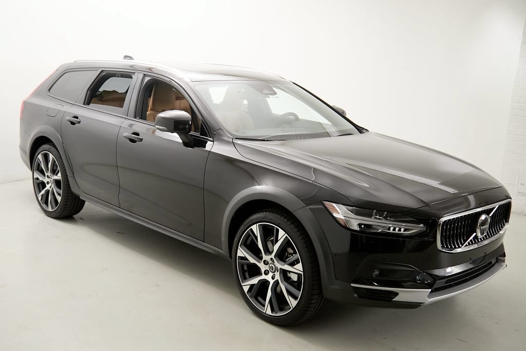 Certified 2025 Volvo V90 B6 Cross Country Ultra AWD/4WD image 4