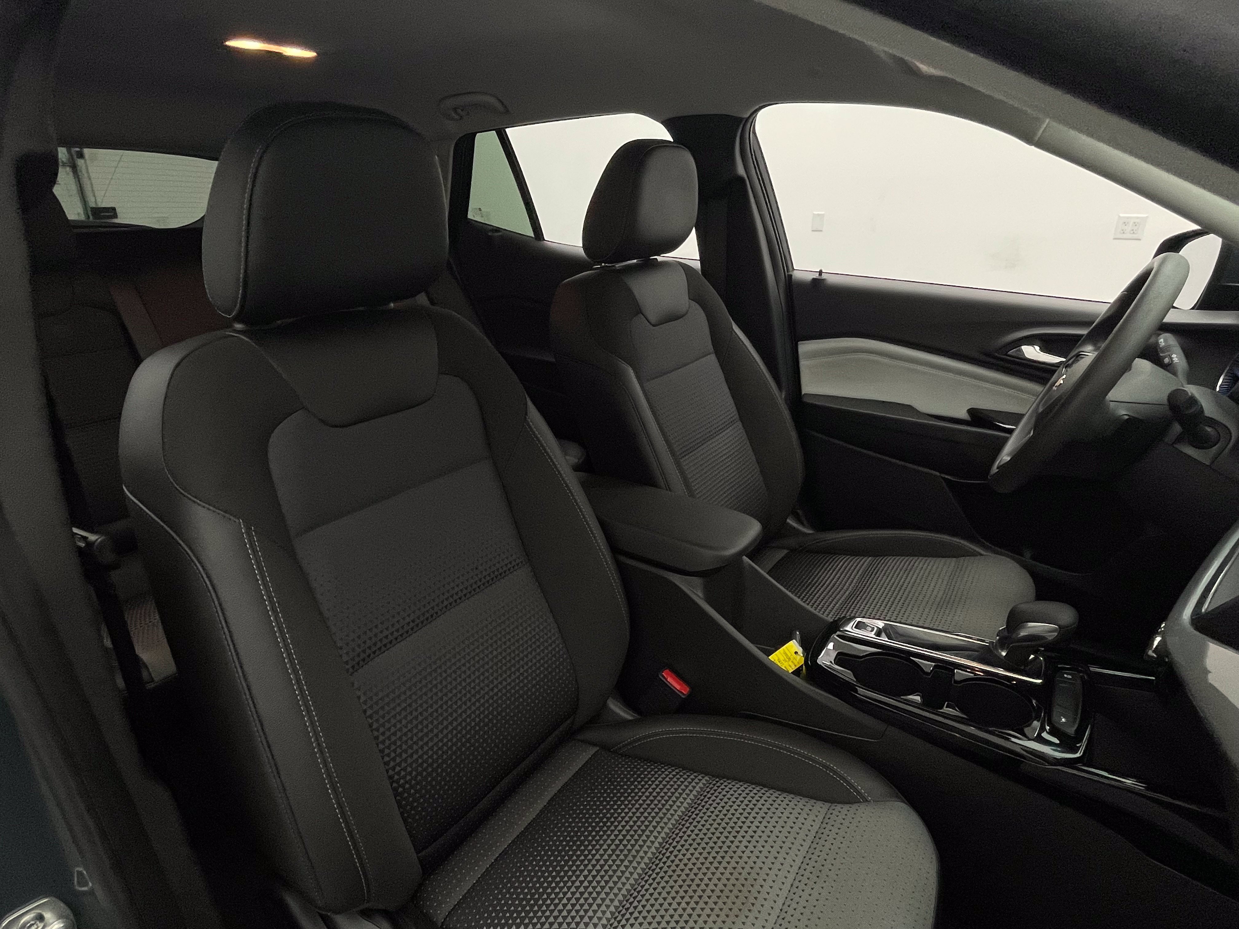 Used 2025 Chevrolet Trax LT FWD image 31