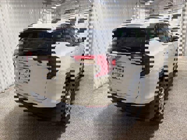 Used 2024 GMC Terrain SLE w/ Driver Convenience Package image 3