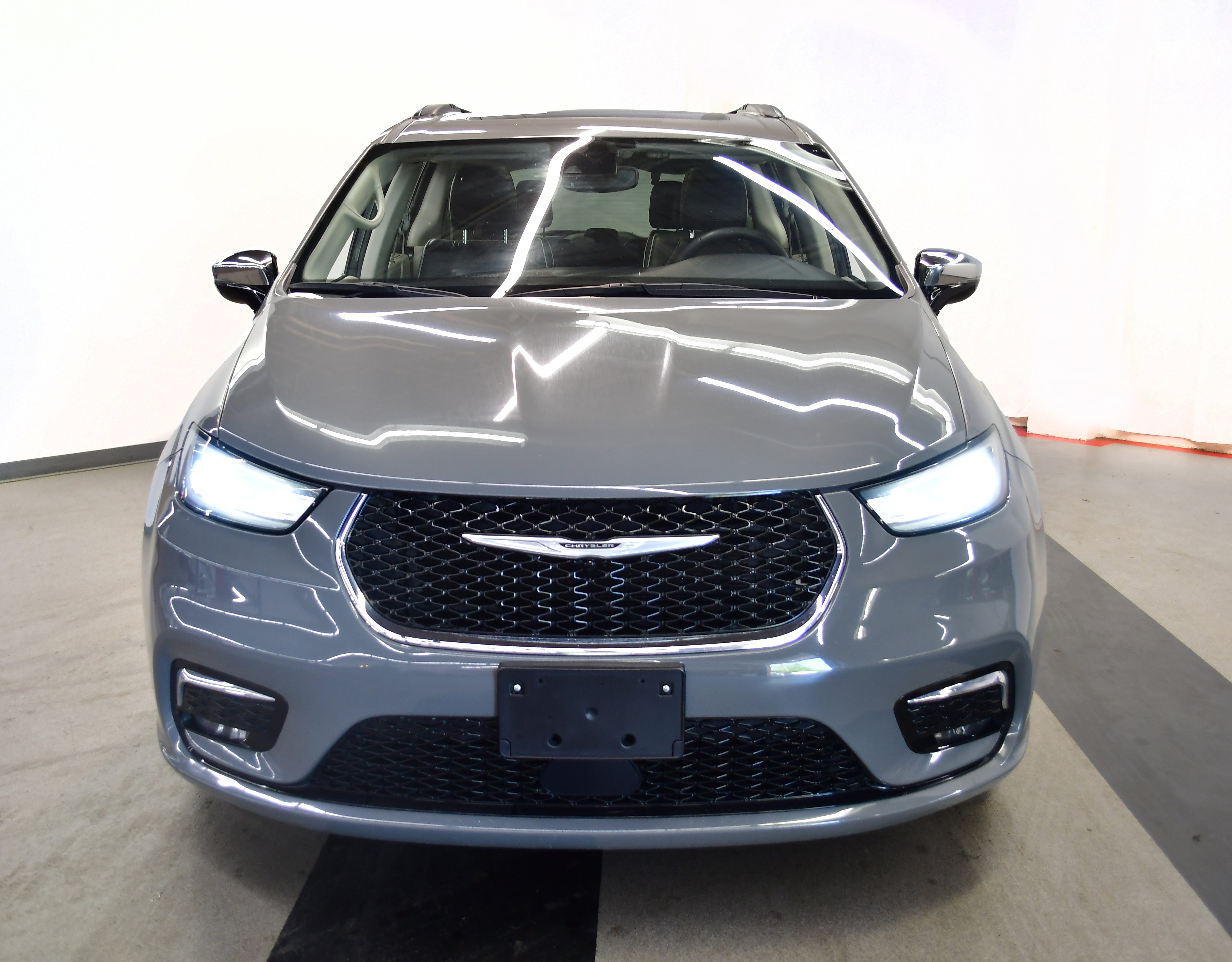Used 2023 Chrysler Pacifica Limited FWD image 3