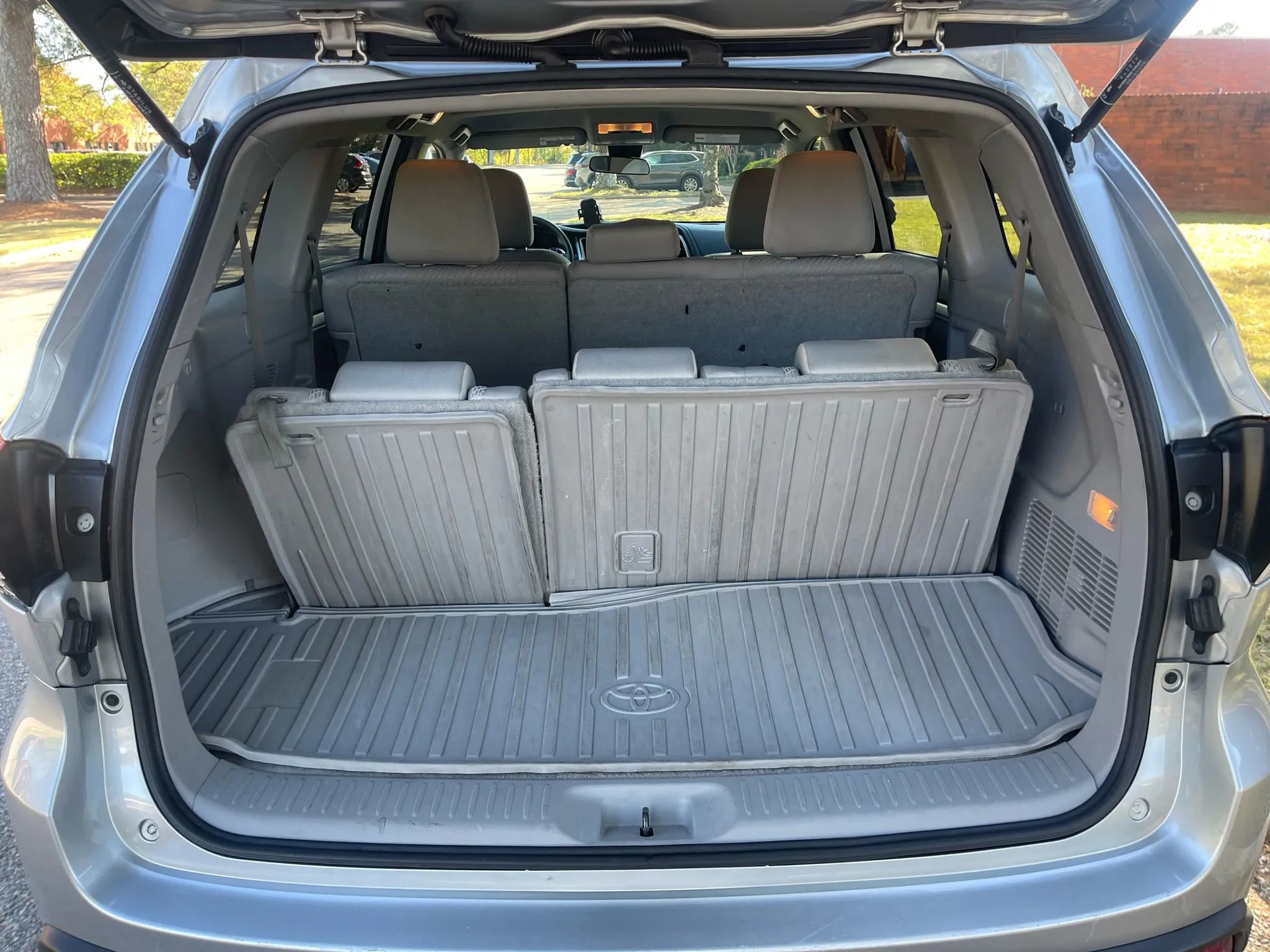 Used 2019 Toyota Highlander LE image 16