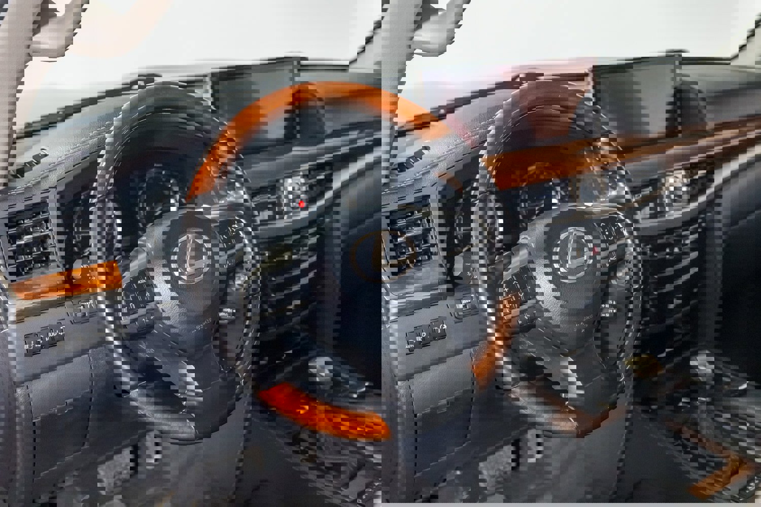 Used 2020 Lexus LX 570 4WD w/ Luxury Package image 16