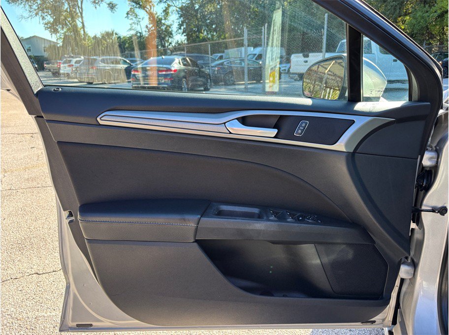 Used 2019 Ford Fusion SE FWD image 18