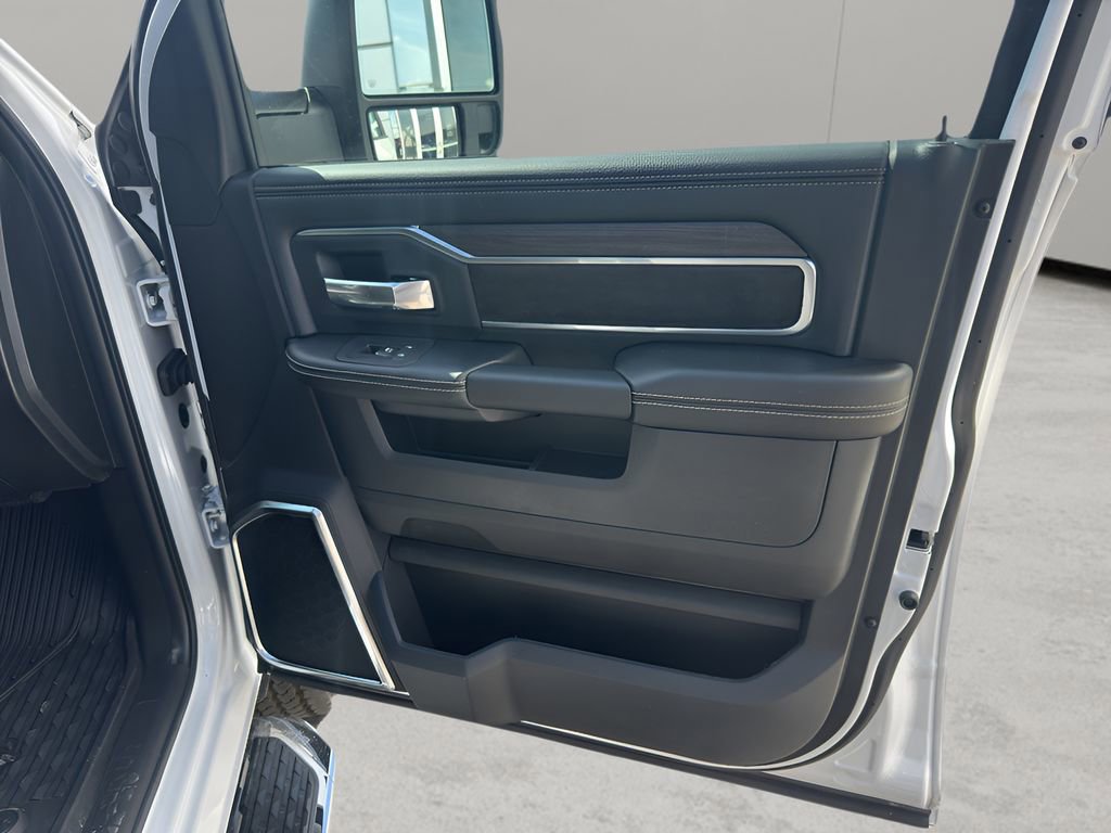 New 2026 RAM 3500 Laramie AWD/4WD image 9