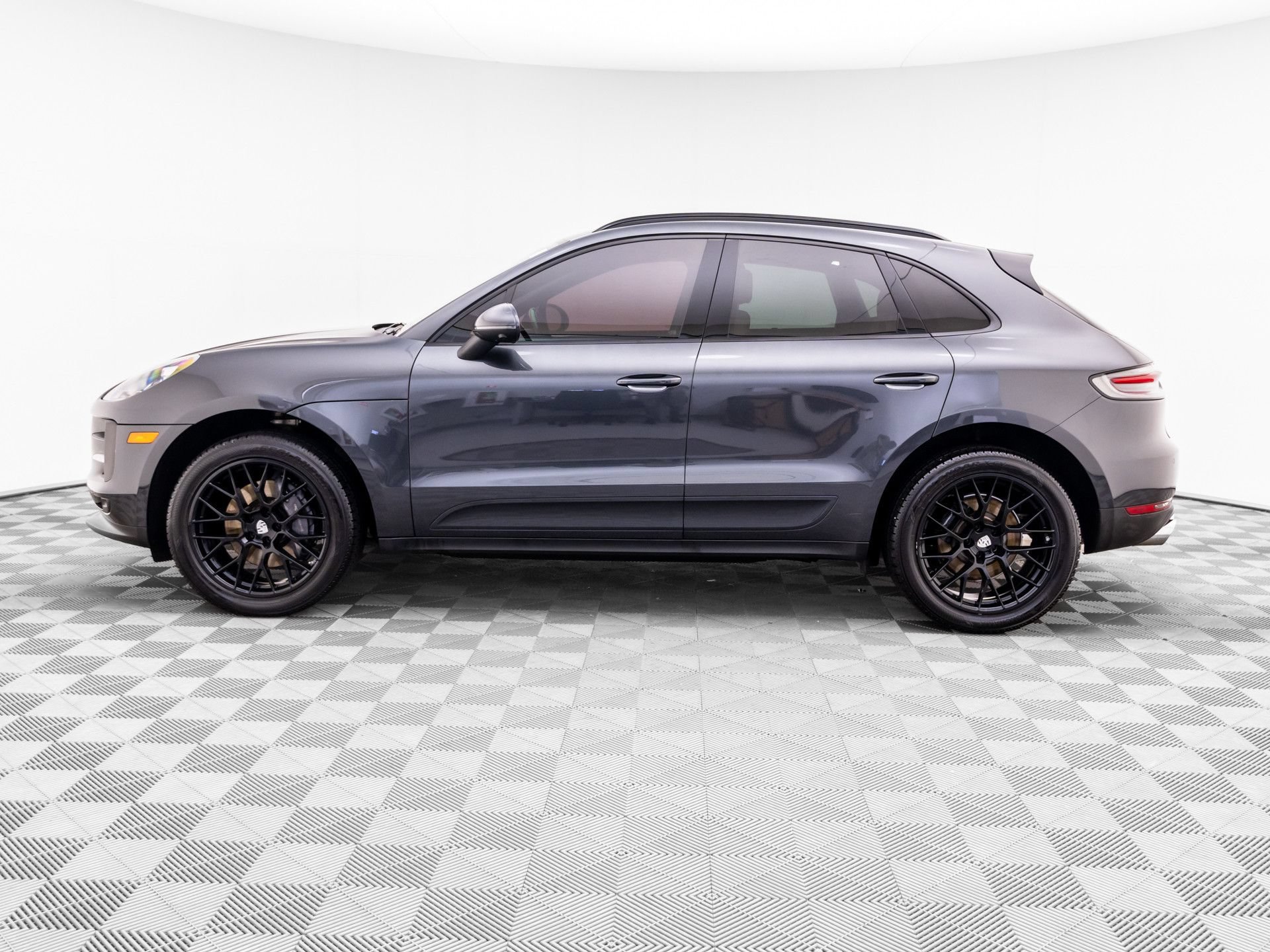 Used 2021 Porsche Macan AWD/4WD image 2