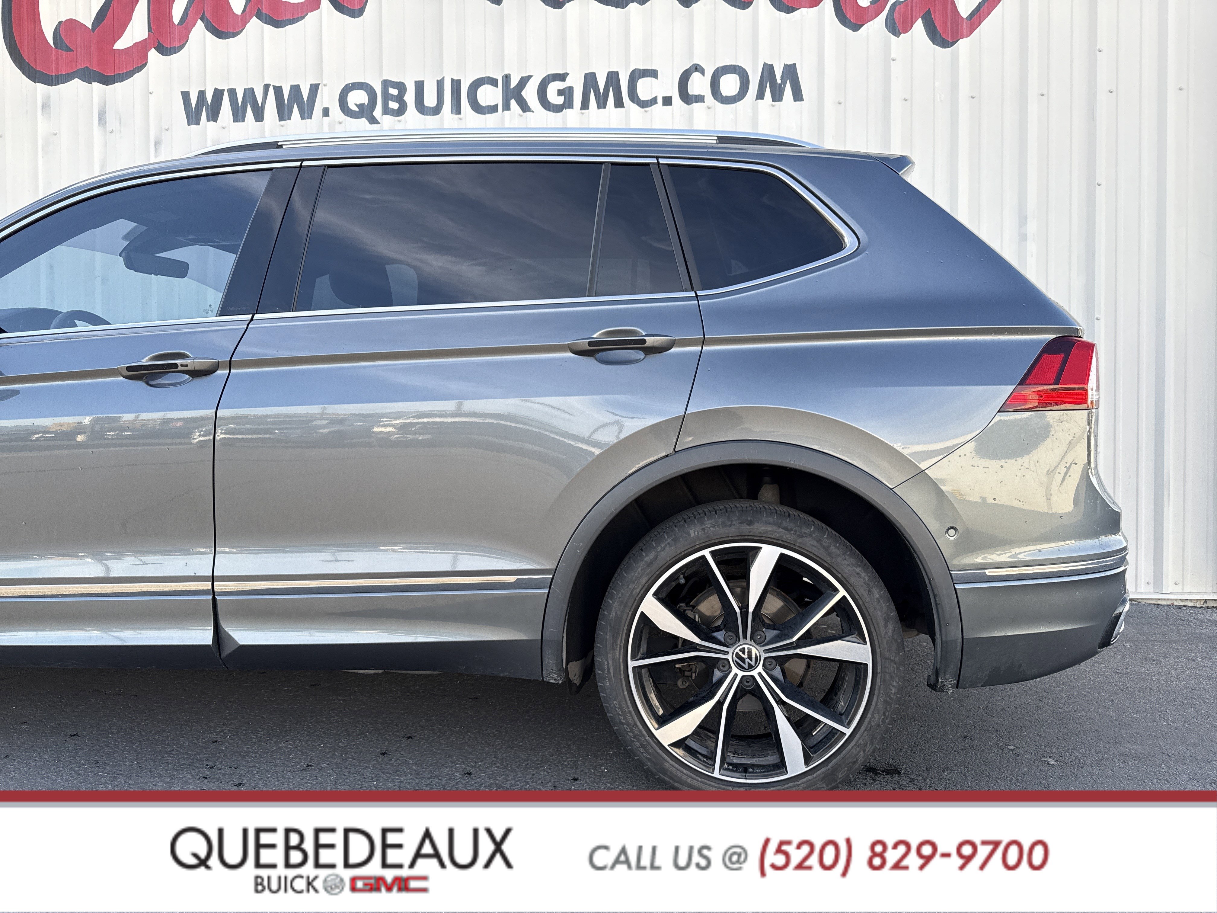 Used 2022 Volkswagen Tiguan SEL R-Line image 2