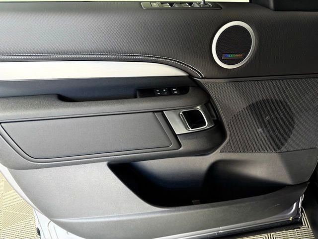 Certified 2025 Land Rover Discovery Dynamic SE image 11