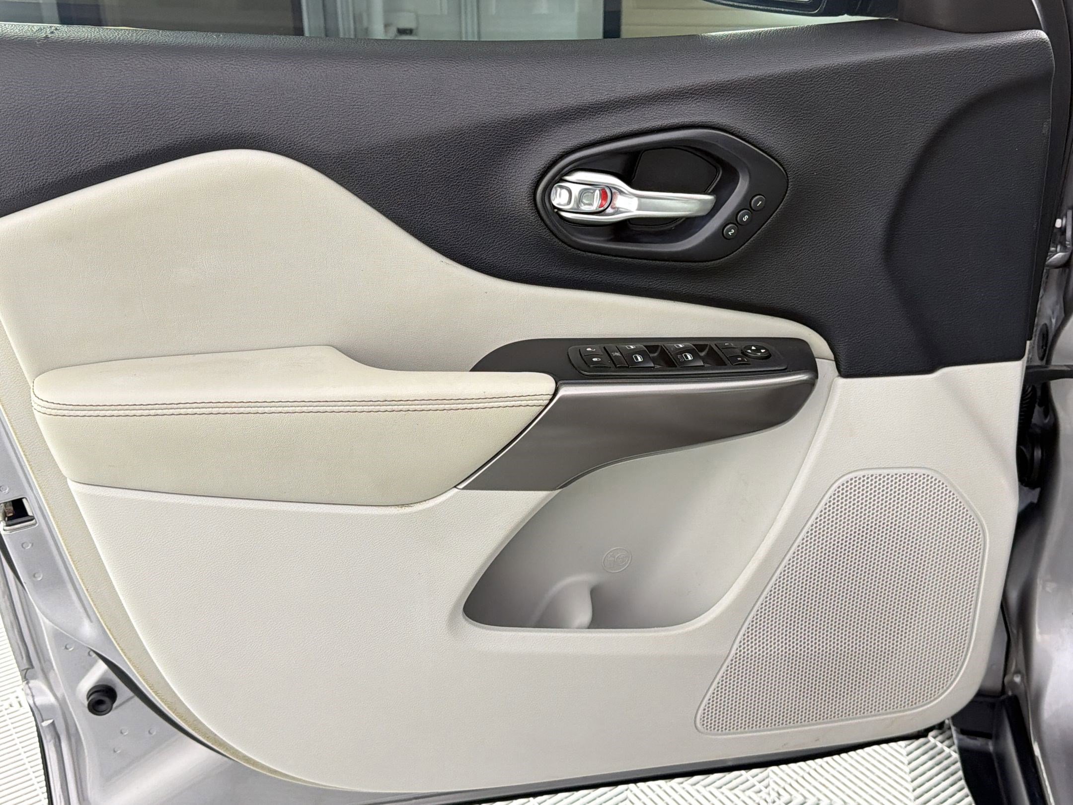 Used 2019 Jeep Cherokee Limited FWD image 22
