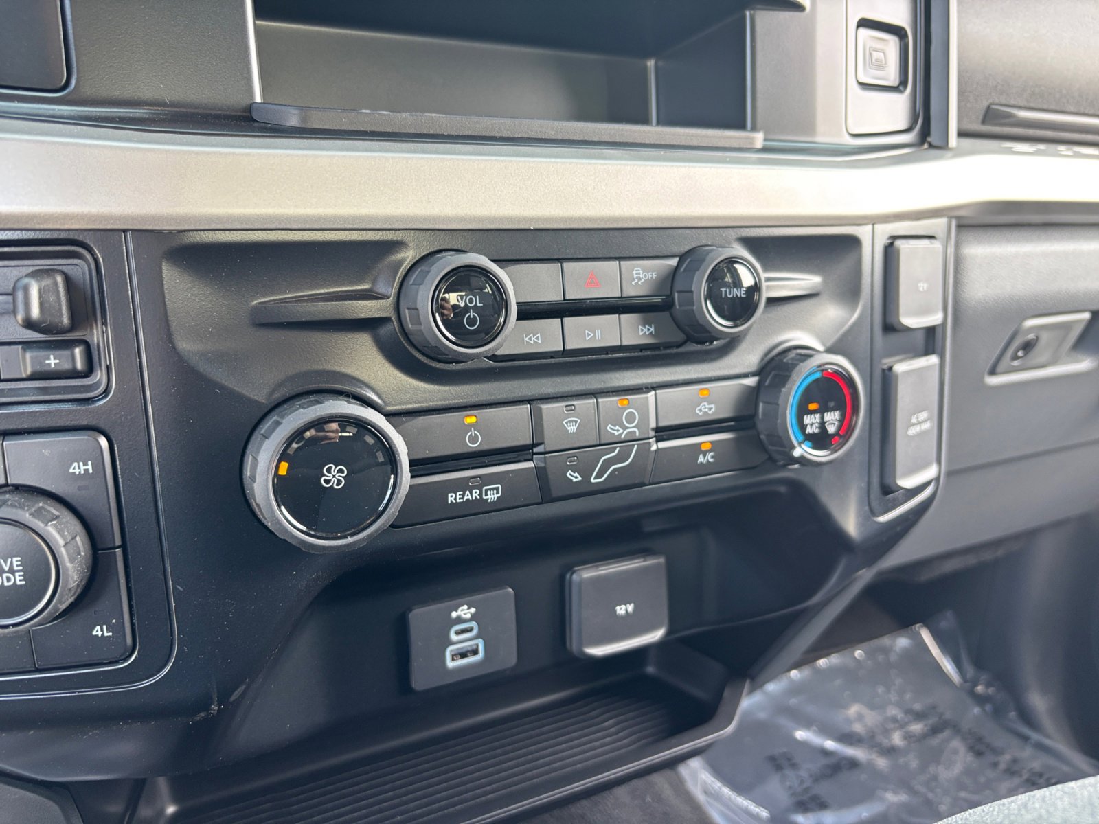 New 2025 Ford F250 XLT w/ FX4 Off-Road Package AWD/4WD image 31